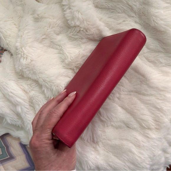 CHANEL
Goatskin CC Large Clover Charm Bi-fold with Chanel dust bag - Picture 8 of 13